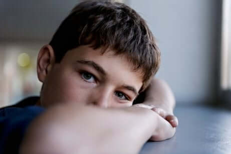 Un jeune garçon triste souffrant de schizophrénie infantile