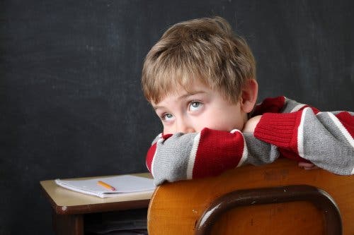 Un enfant souffrant de TDAH qui s'ennuie à l'école