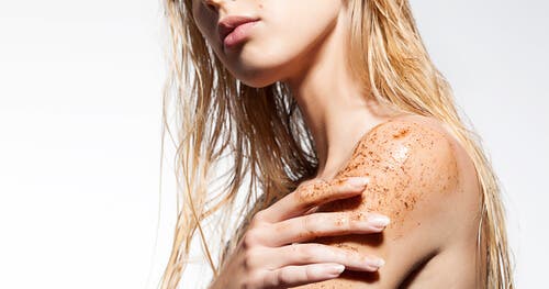 L'exfoliation permet de lutter contre la kératose pilaire