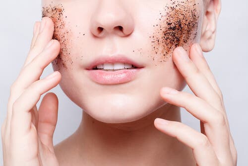 Prendre soin de votre peau en ne l'exfoliant pas trop
