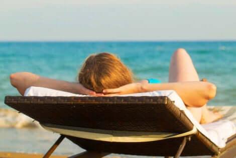 Une femme sur une chaise longue.