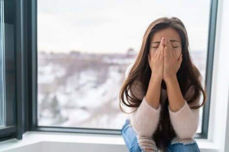 Une femme anxieuse dans sa maison.