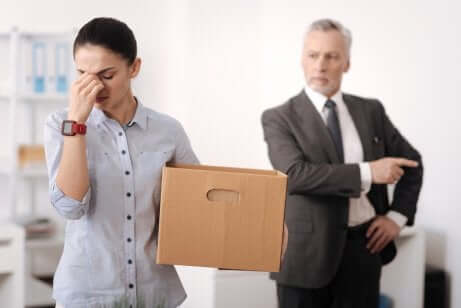 Une femme licenciée.