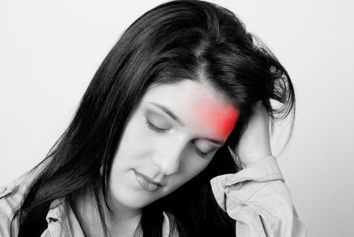 Une femme qui a des crises de migraine