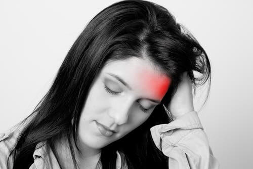 Une femme qui a des crises de migraine 