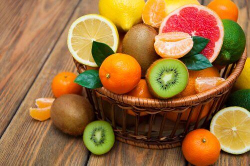 Un panier de fruits pour perdre du poids.