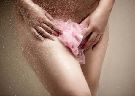 Une utilisation excessive de savons et de lotions peut entraîner un manque de lubrification