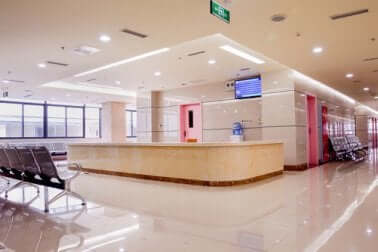 Accueil d'un hôpital propre.