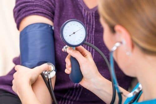 Un patient souffrant d'hypertension en consultation