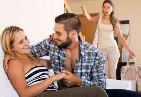 Un homme surpris en pleine infidélité.