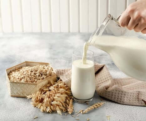 Le lait d'avoine fait partie des boissons végétales.