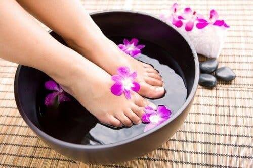 Bien se laver pour éliminer les mauvaises odeurs de pieds