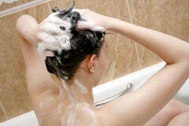 Utiliser les bons produits pour avoir des cheveux brillants