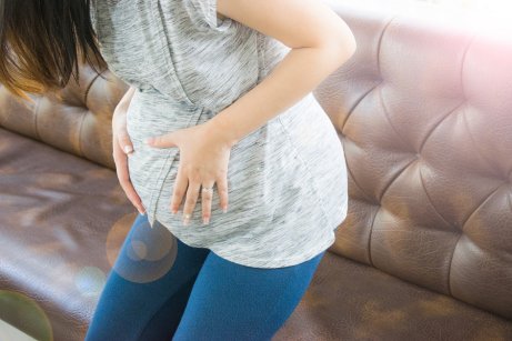 Une femme enceinte qui a des maux de ventre