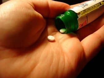 Des médicaments dans une main.