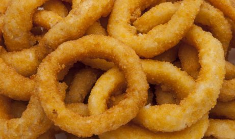 Des rondelles d'oignons frites qui sortent du four