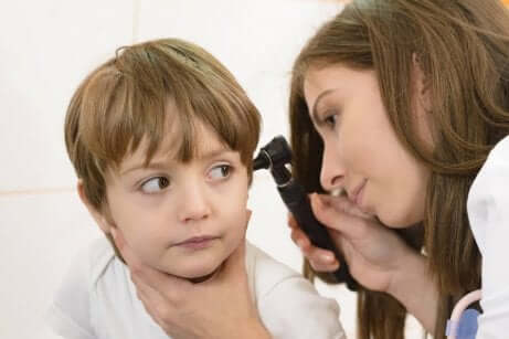 Un examen de l'otite du nourrisson