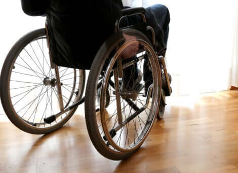 Une personne en fauteuil roulant.