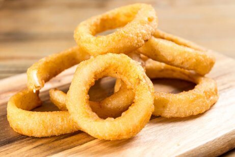 Des rondelles d'oignons frites