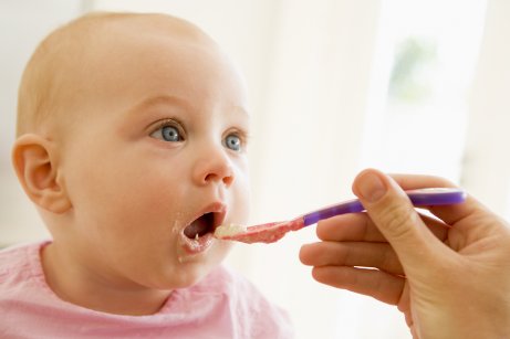 Votre bébé pleure après les repas ? Cela peut être dû à des allergies alimentaires