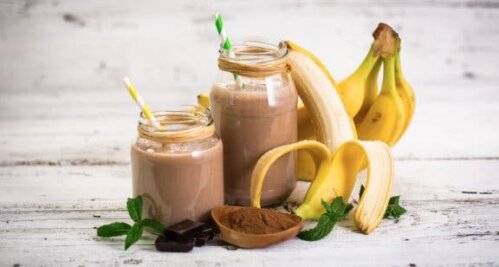 Deux verres du smoothie banane-avoine-cacao