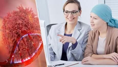 Une patiente chez son médecin pour traiter les symptômes du cancer de l'ovaire.