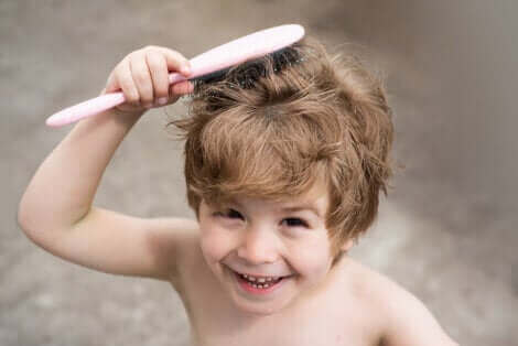L'alopécie infantile chez un petit garçon.