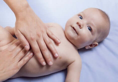 Massage du ventre d'un bébé.