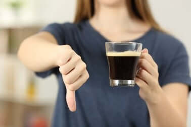 Une femme qui dit non au café.