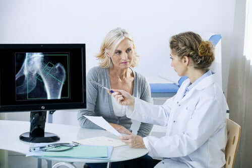 Une consultation médicale sur la perte osseuse chez une femme. 