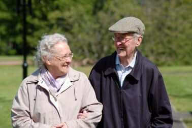 Un couple de personnes âgées.