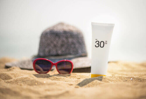 La protection de la peau du soleil est essentielle pour prévenir tout érythème solaire.
