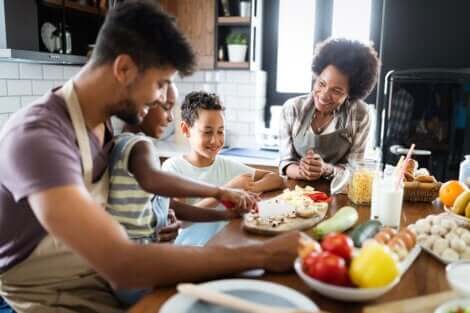 Préparer les repas en famille est une des clés de l'alimentation infantile saine.