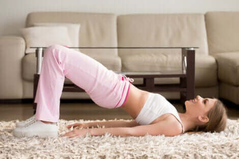 Une femme soulageant son nerf sciatique.