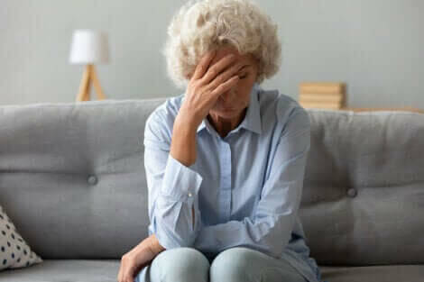 Une femme âgée ressentant les symptômes du cancer de l'ovaire.