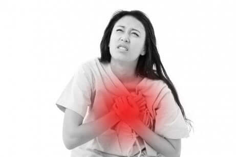 Une femme qui a mal au coeur.