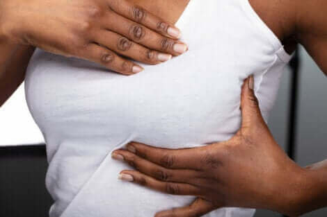 Une femme ayant des douleurs mammaires.
