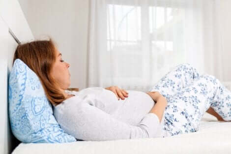 Une femme enceinte qui se repose.