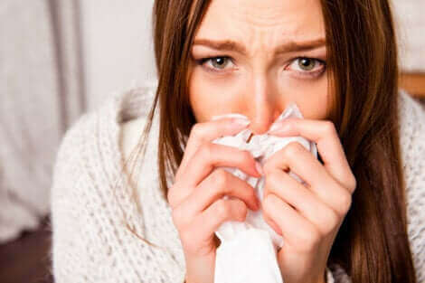 Une femme qui souffre de la grippe.