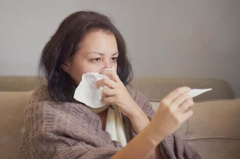 Une femme malade avec de la fièvre. 