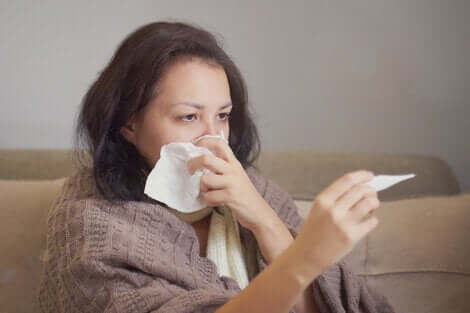 Une femme malade avec de la fièvre.