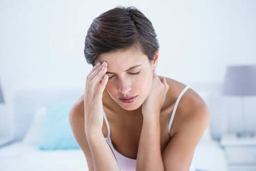 Une femme avec une migraine.