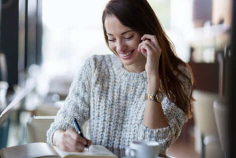 Une femme nageant dans le bonheur.