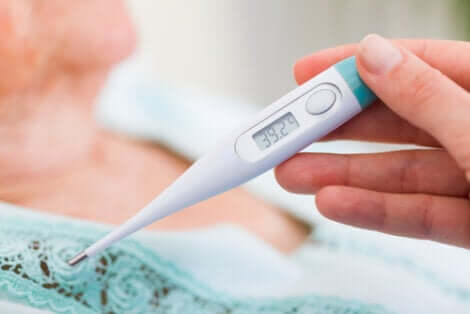 Un thermomètre digital.