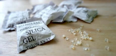 Des sachets de gel de silice.