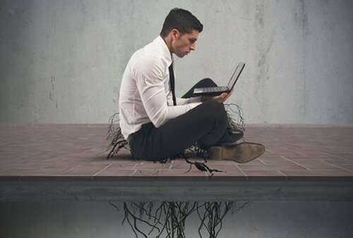 Un homme dépendant à internet.