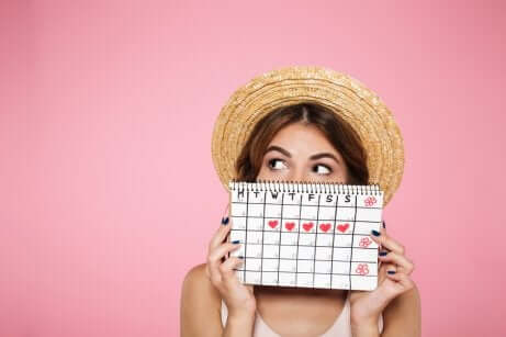 Une femme prenant note de la synchronisation menstruelle.