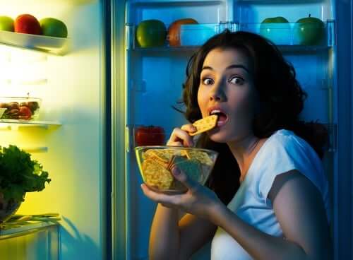 Une femme qui mange trop de sucre.