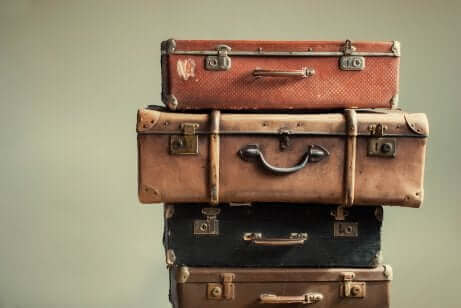 Des valises de voyageurs.