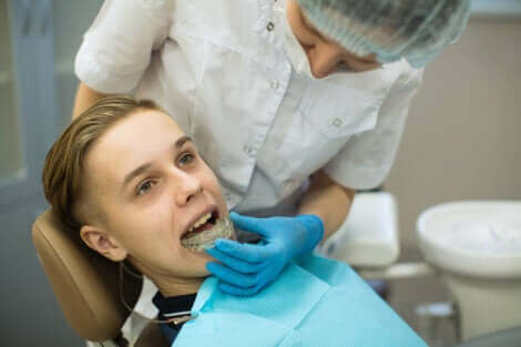 Un jeune patient chez l'orthodontiste. 